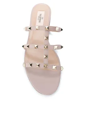 Valentino Garavani ロックスタッド フラット レザー サンダル（ニュートラルカラー） - サムネイル4