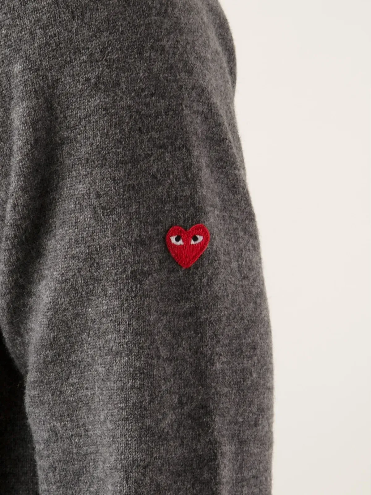 Comme Des Garçons Play ミニハートVネックセーター（グレー） - 画像5