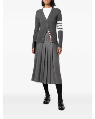 Thom Browne クラシックVネックカーディガン（カシミア） グレー、袖には白の4バー・ストライプ付き - サムネイル2