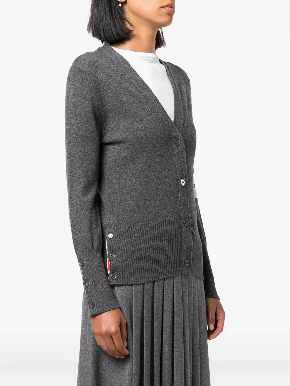 Thom Browne クラシックVネックカーディガン（カシミア） グレー、袖には白の4バー・ストライプ付き - 画像3