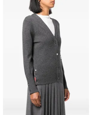 Thom Browne クラシックVネックカーディガン（カシミア） グレー、袖には白の4バー・ストライプ付き - サムネイル3