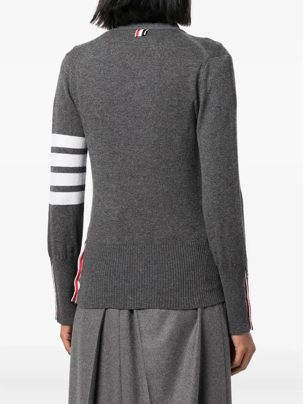 Thom Browne クラシックVネックカーディガン（カシミア） グレー、袖には白の4バー・ストライプ付き - 画像4