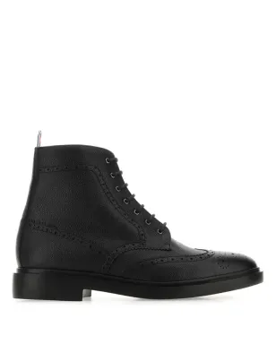Thom Browne ウィングチップブローグブーツ（ブラック） - サムネイル1