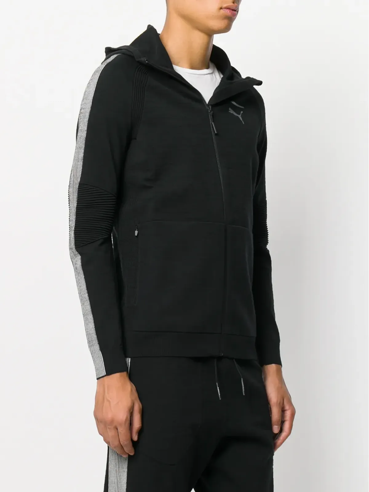 PUMA ブラックの軽量ジップフードパーカー - 画像3
