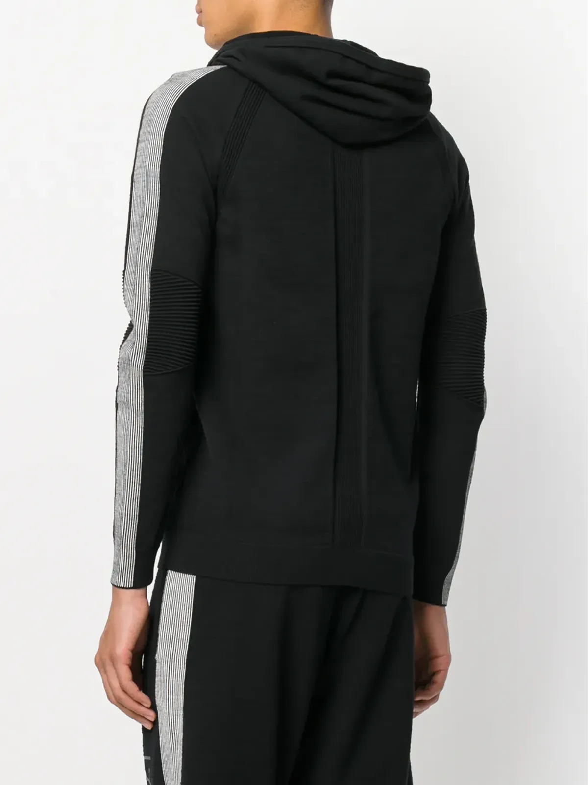PUMA ブラックの軽量ジップフードパーカー - 画像4
