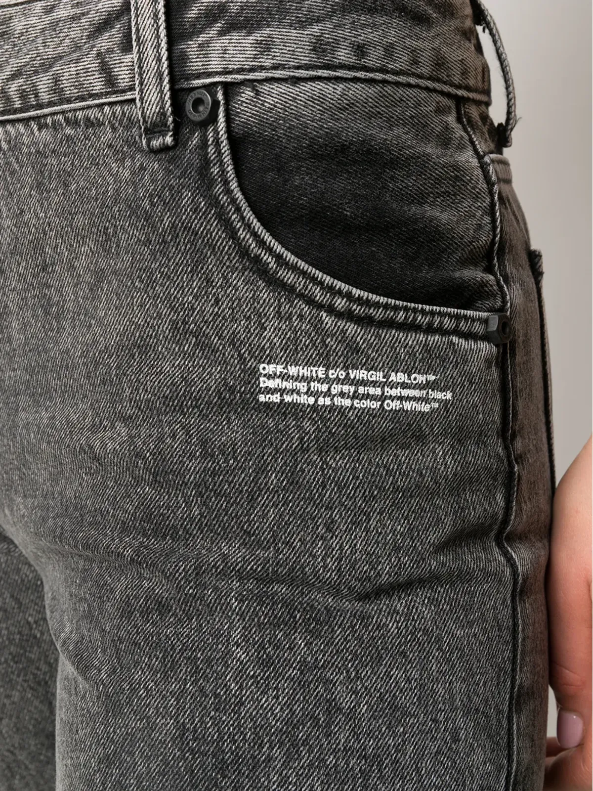Off-White クロップドレッグ ミッドライズ ジーンズ - ブラック - 画像5