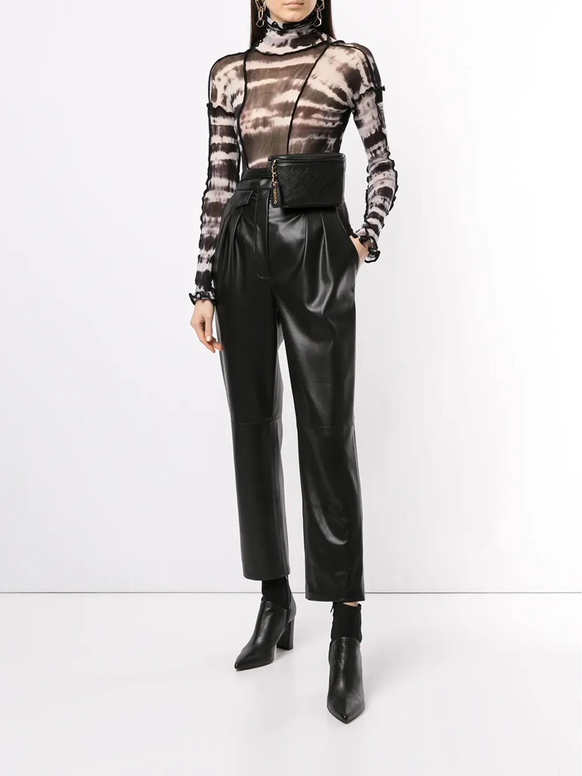 CHANEL Vintage ダイヤモンドキルティング ベルトバッグ ブラック - 画像2