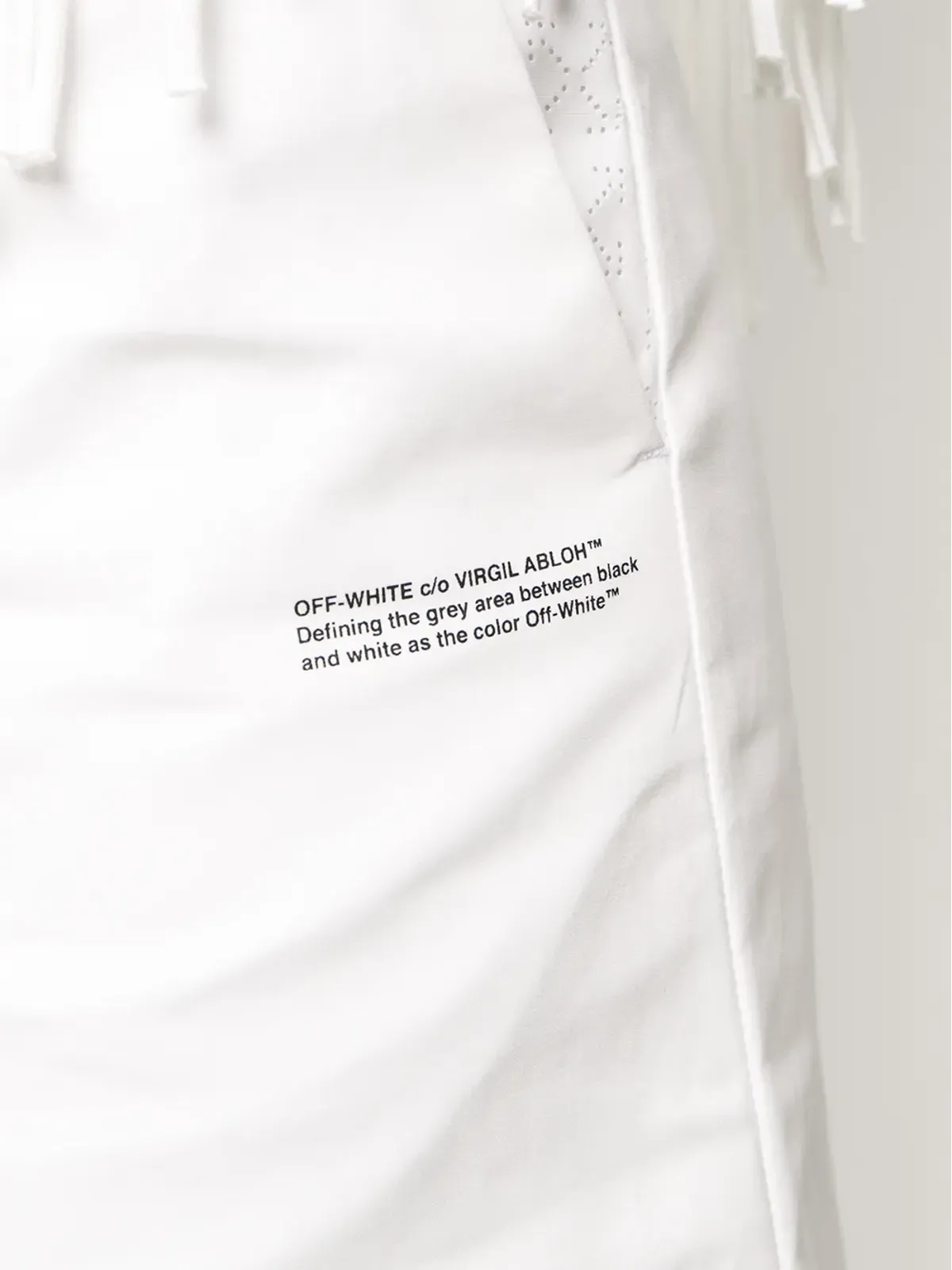 Off-White スローガンプリント クロップドパンツ - 画像5