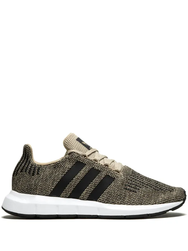 adidas adidas Swift Run スニーカーの商品画像