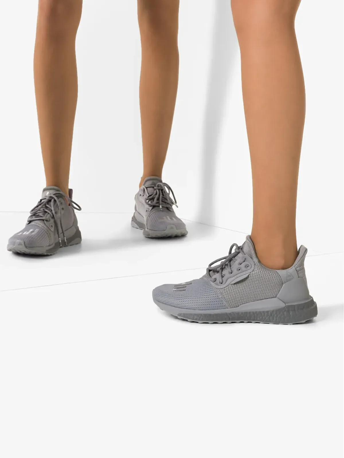 adidas x Pharrell Williams Solar Hu Glide PRD グレー スニーカー - 画像3