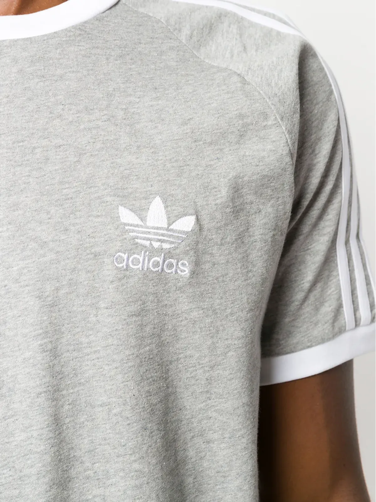 adidas スリーストライプス ロゴ Tシャツ - 画像5