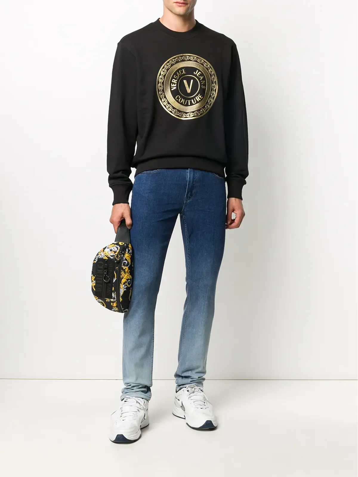 Versace Jeans Couture メタリックロゴプリント ジャンパー（ブラック） - 画像2