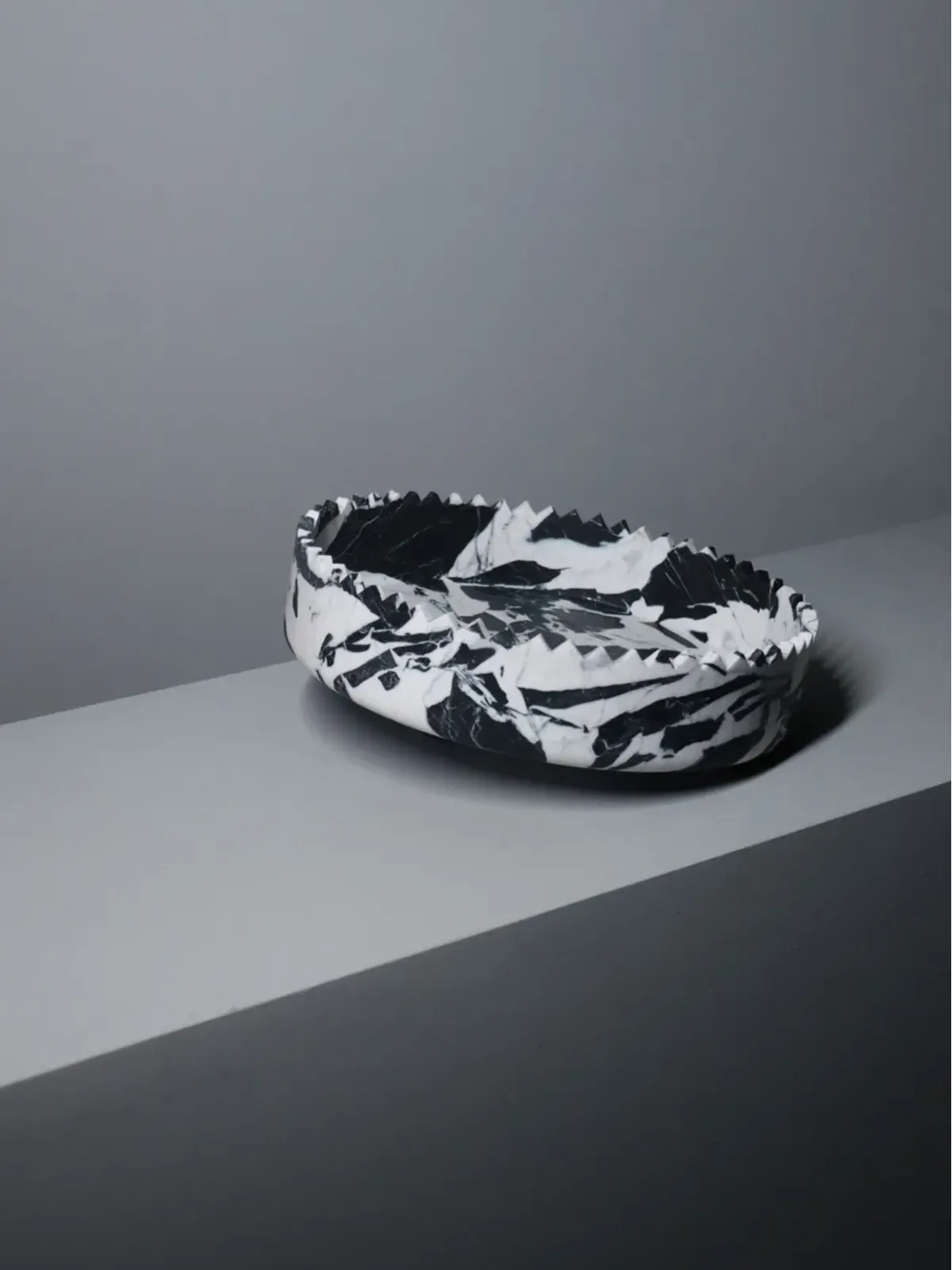 Editions Milano Triangoli Arabescato 大理石トレイ（ブラック） - 画像2