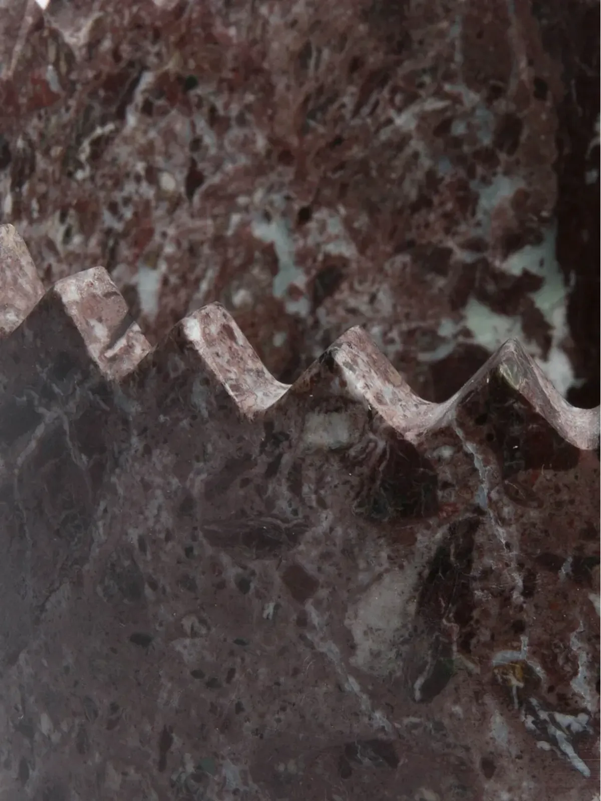 Editions Milano Triangoli Levanto 大理石の花瓶 レッド - 画像5