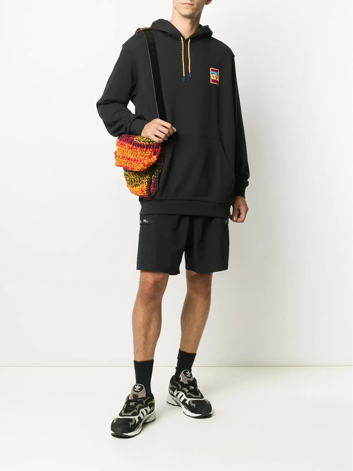 adidas ロゴパッチ ドローストリングフーディー - 画像2