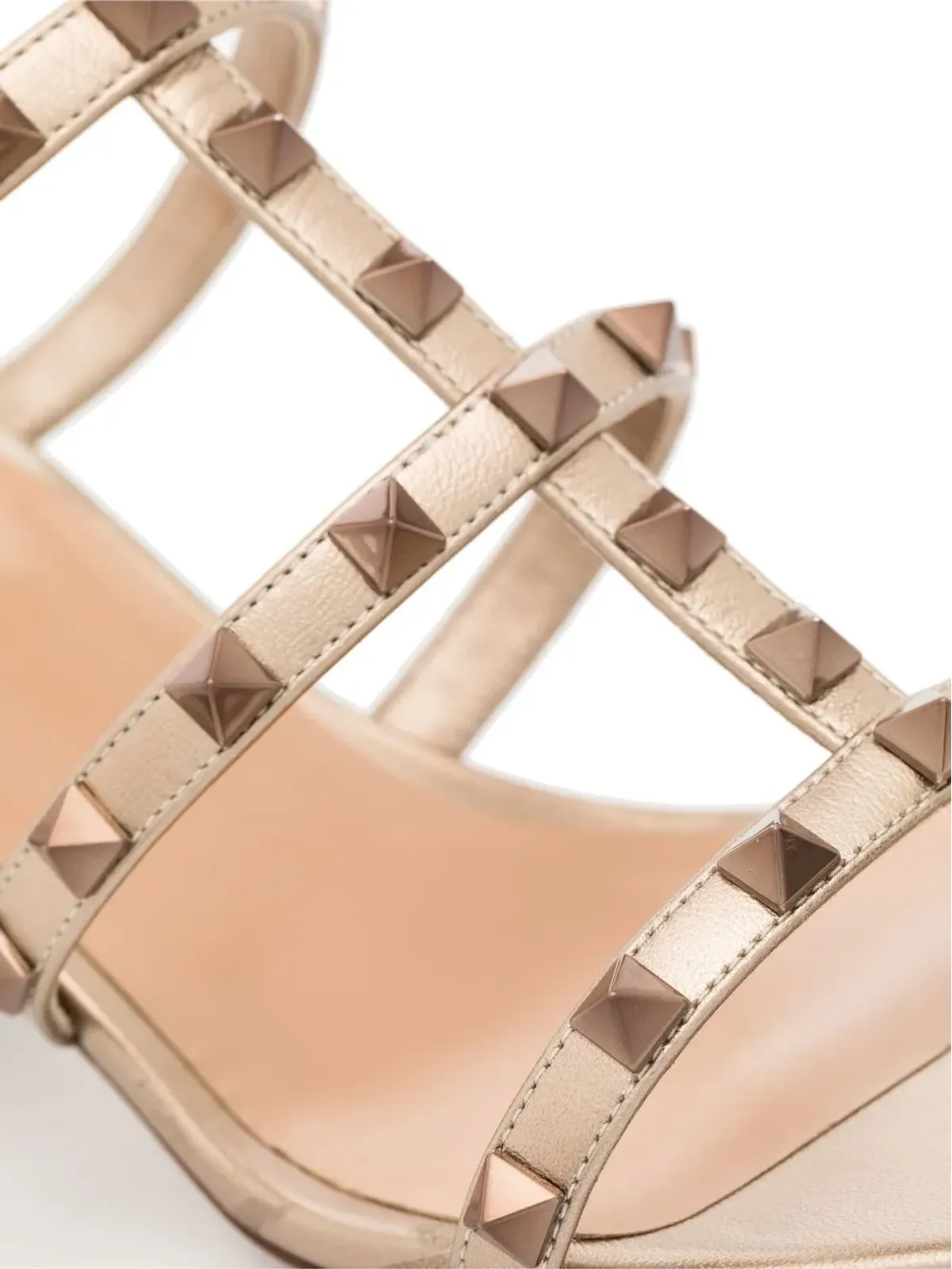 Valentino Garavani ロックスタッド メタリック サンダル - 画像4