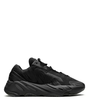 adidas Yeezy Boost 700 MNVN トリプルブラック スニーカー - サムネイル1