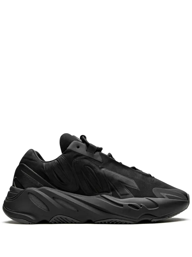 adidas Yeezy adidas Yeezy Boost 700 MNVN トリプルブラック スニーカーの商品画像