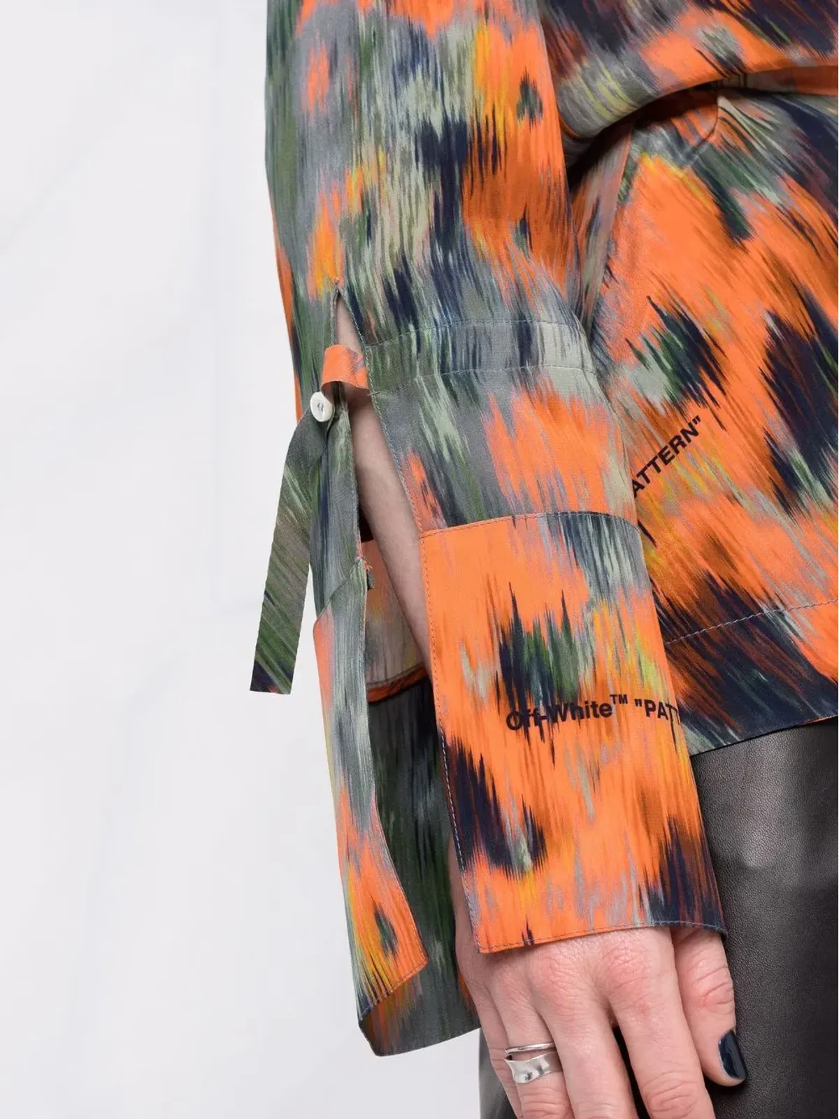 Off-White グラフィックプリント シルク ブラウス - 画像3