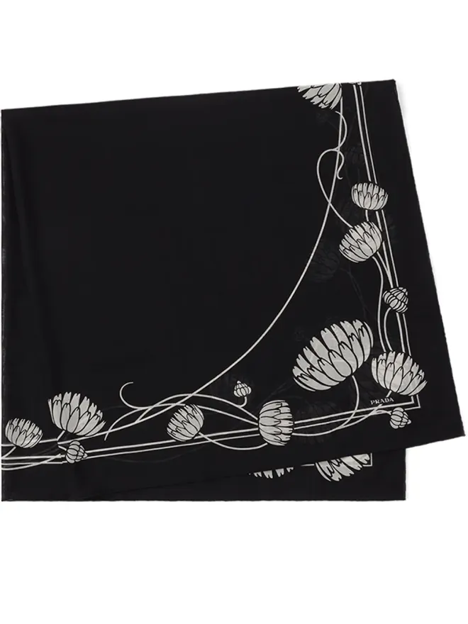 Prada Prada 水連プリントの軽量スカーフ ブラックの商品画像
