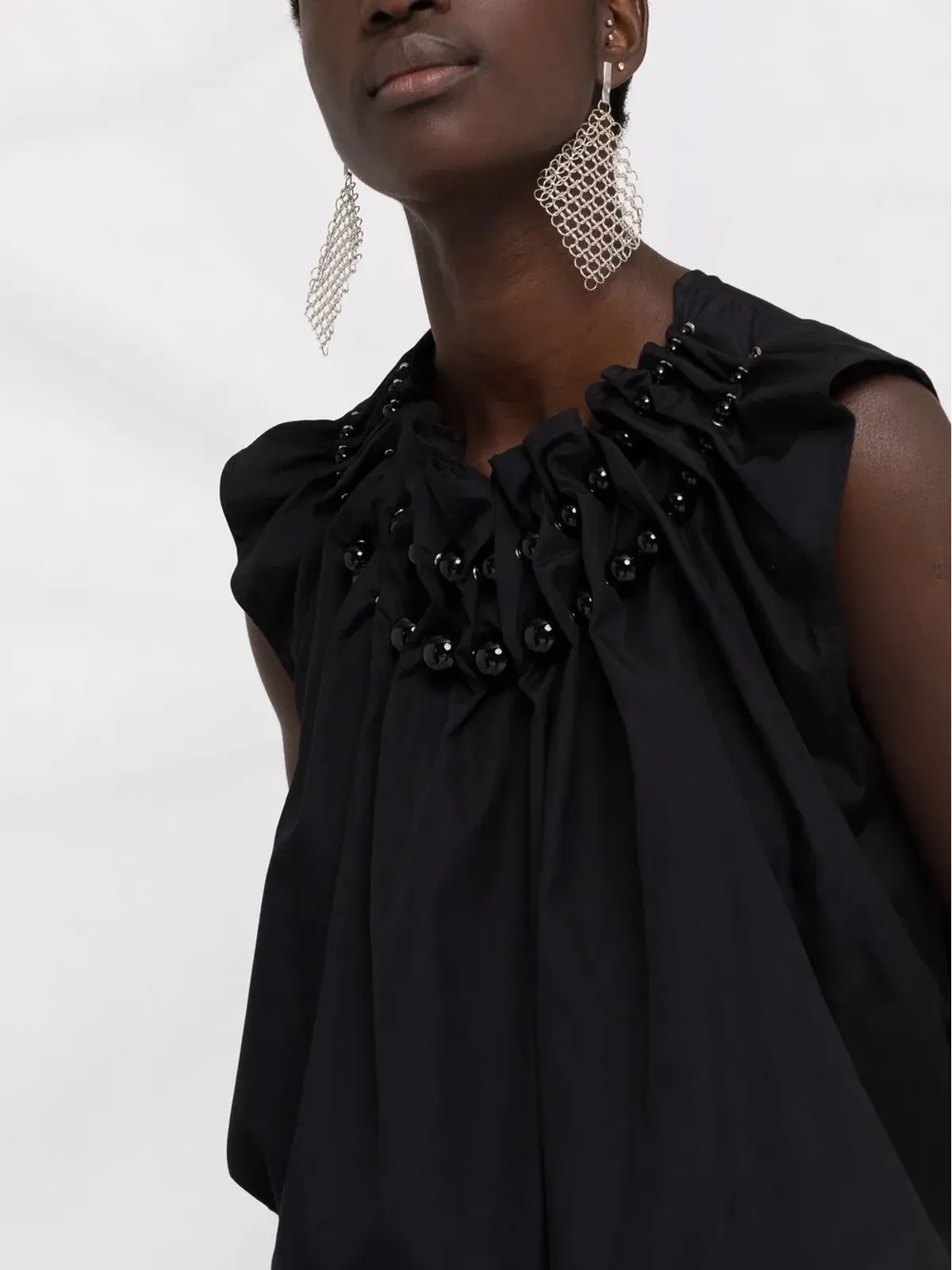 Noir Kei Ninomiya パール装飾のシャーリング ブラウス - 画像5