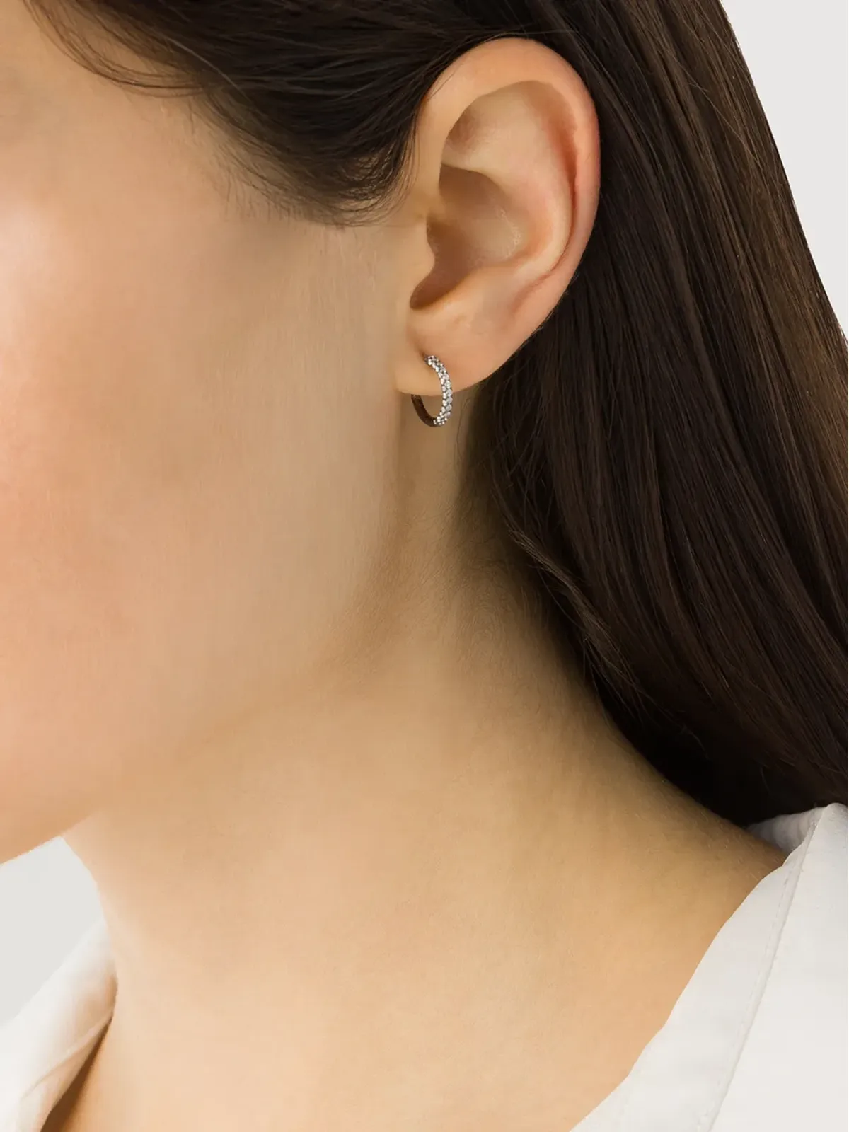 We by WHITEbIRD 18ktブラックゴールド Giulia ダイヤモンド シングルフープ ピアス - 画像2