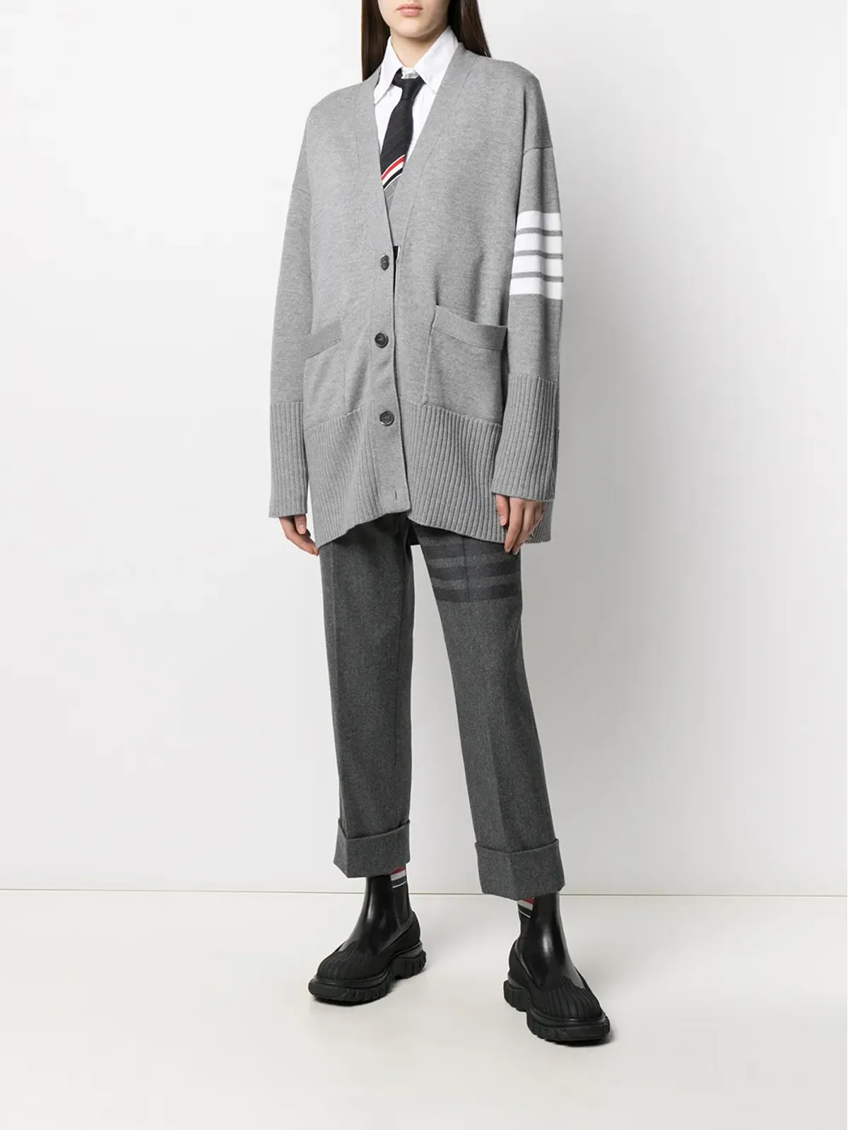 Thom Browne グレーのオーバーサイズ4バー・ストライプ カーディガン - 画像2