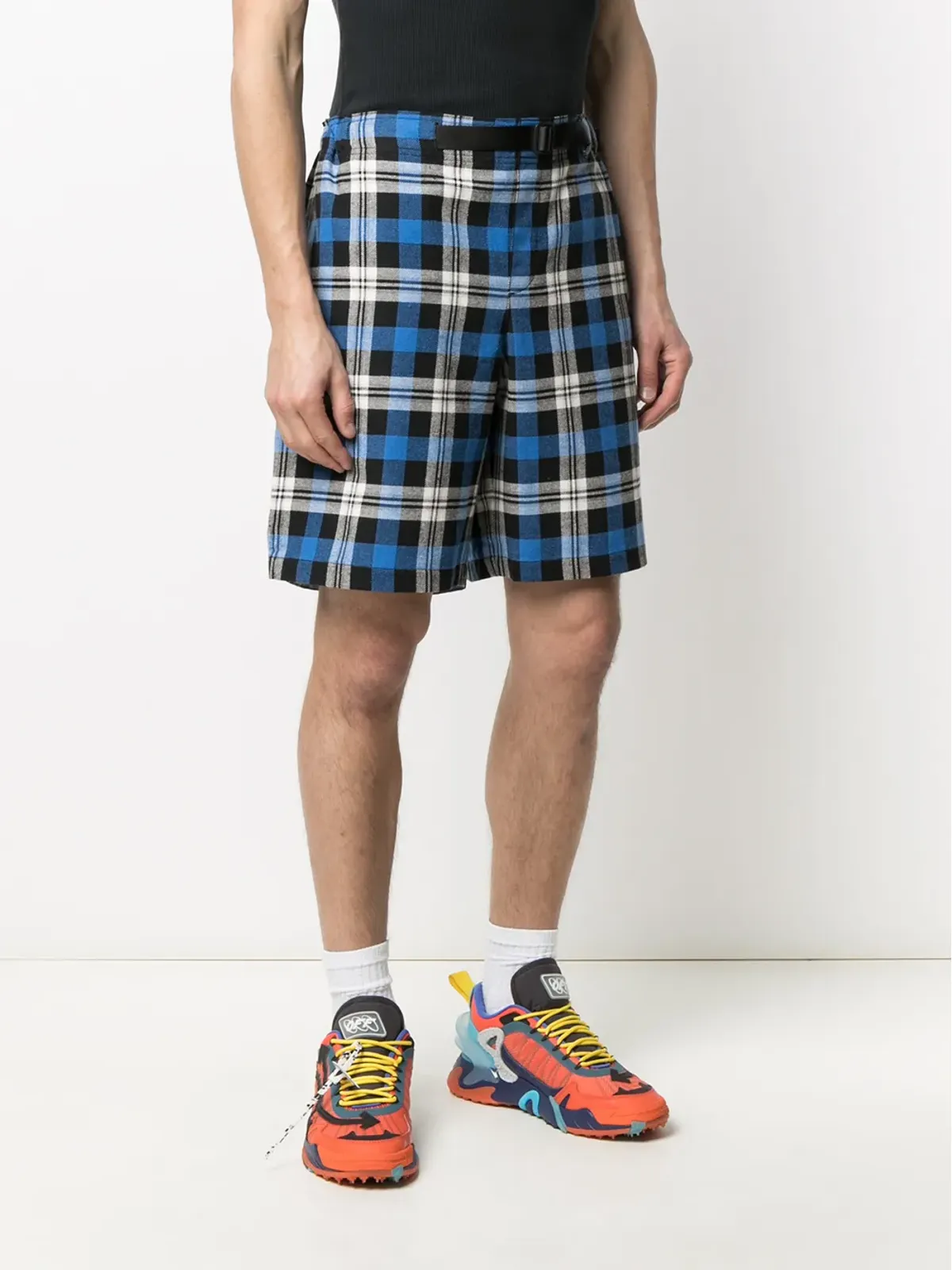 COUNTY OF MILAN チェック柄ベルト付きショートパンツ - 画像3