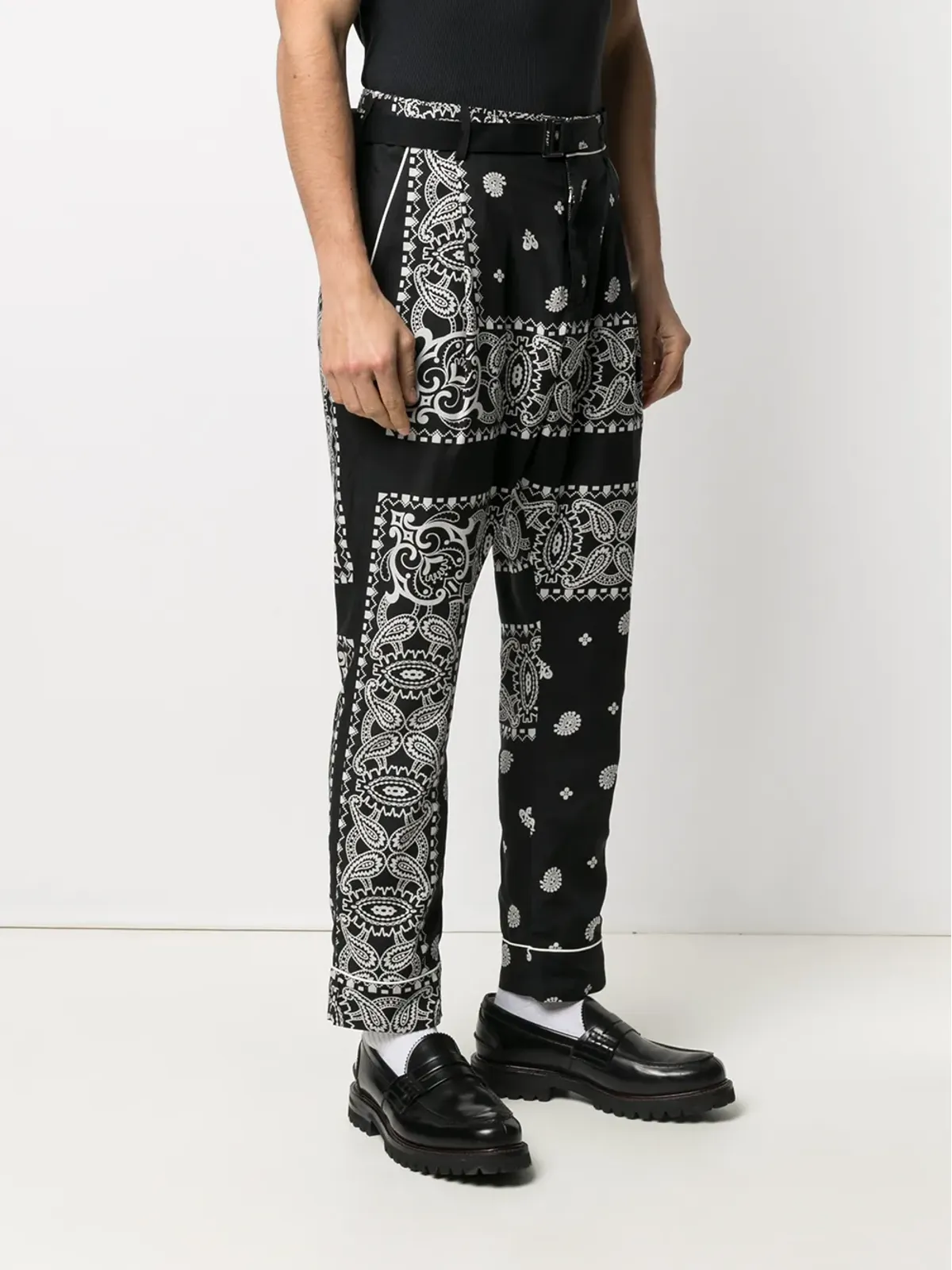 sacai ペイズリープリント ベルト付きパンツ - ブラック - 画像3
