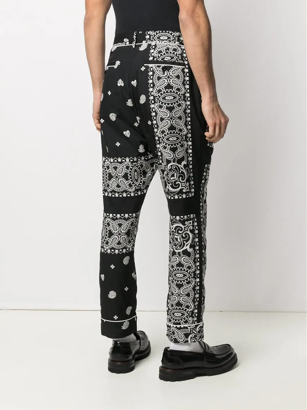 sacai ペイズリープリント ベルト付きパンツ - ブラック - 画像4