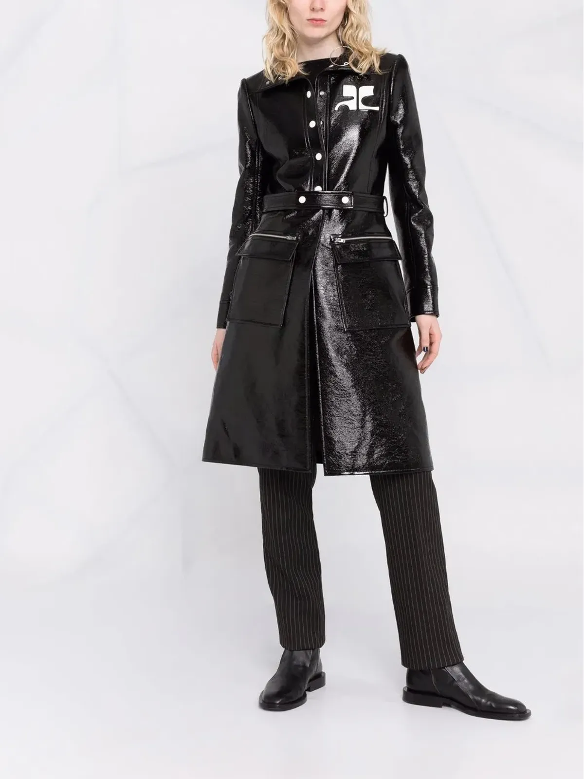 Courrèges ロゴプリント ラッカー仕上げ トレンチコート - 画像2