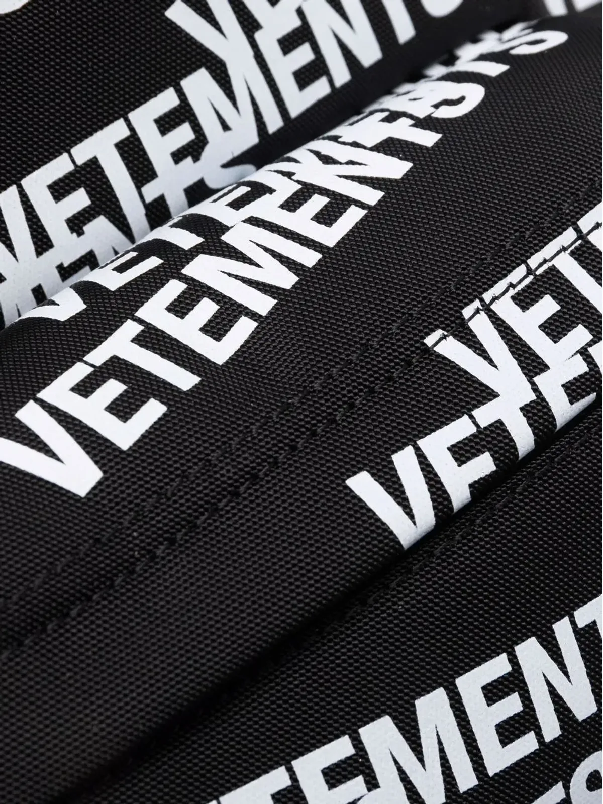 VETEMENTS ロゴプリントバックパック - 画像4