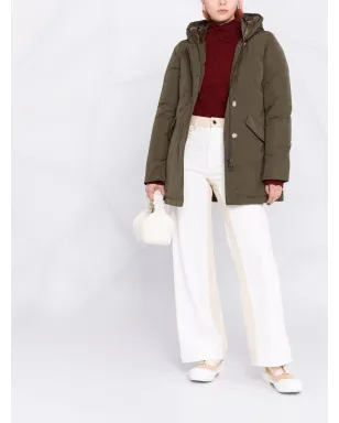 Woolrich ロゴパッチ フード付き ダウンパッド入り コート - サムネイル2