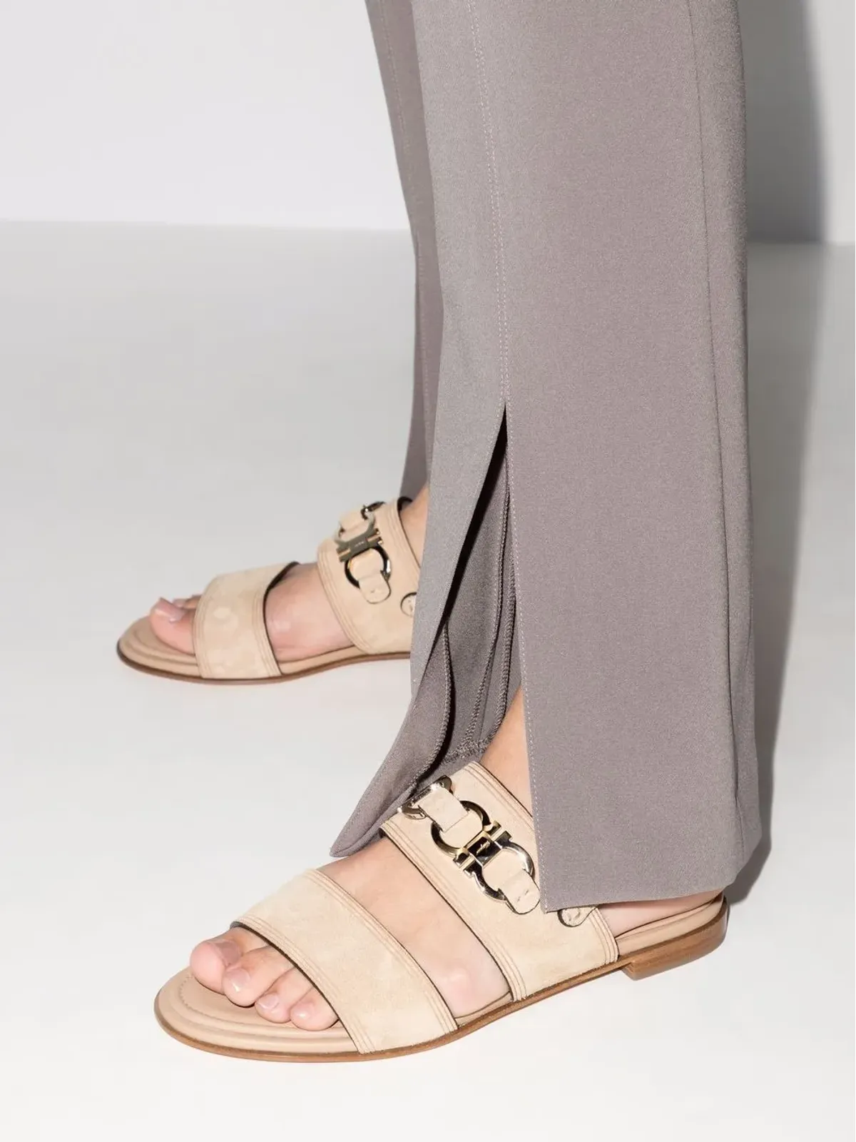 Ferragamo ガンチーニ・プレート付きスエードサンダル - 画像3