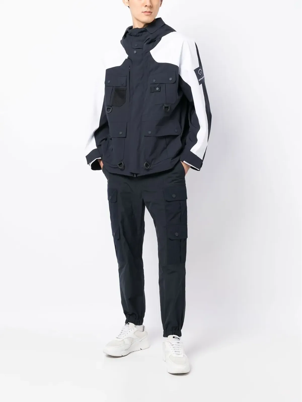 White Mountaineering ポケット多数のフーデッドジャケット - 画像2