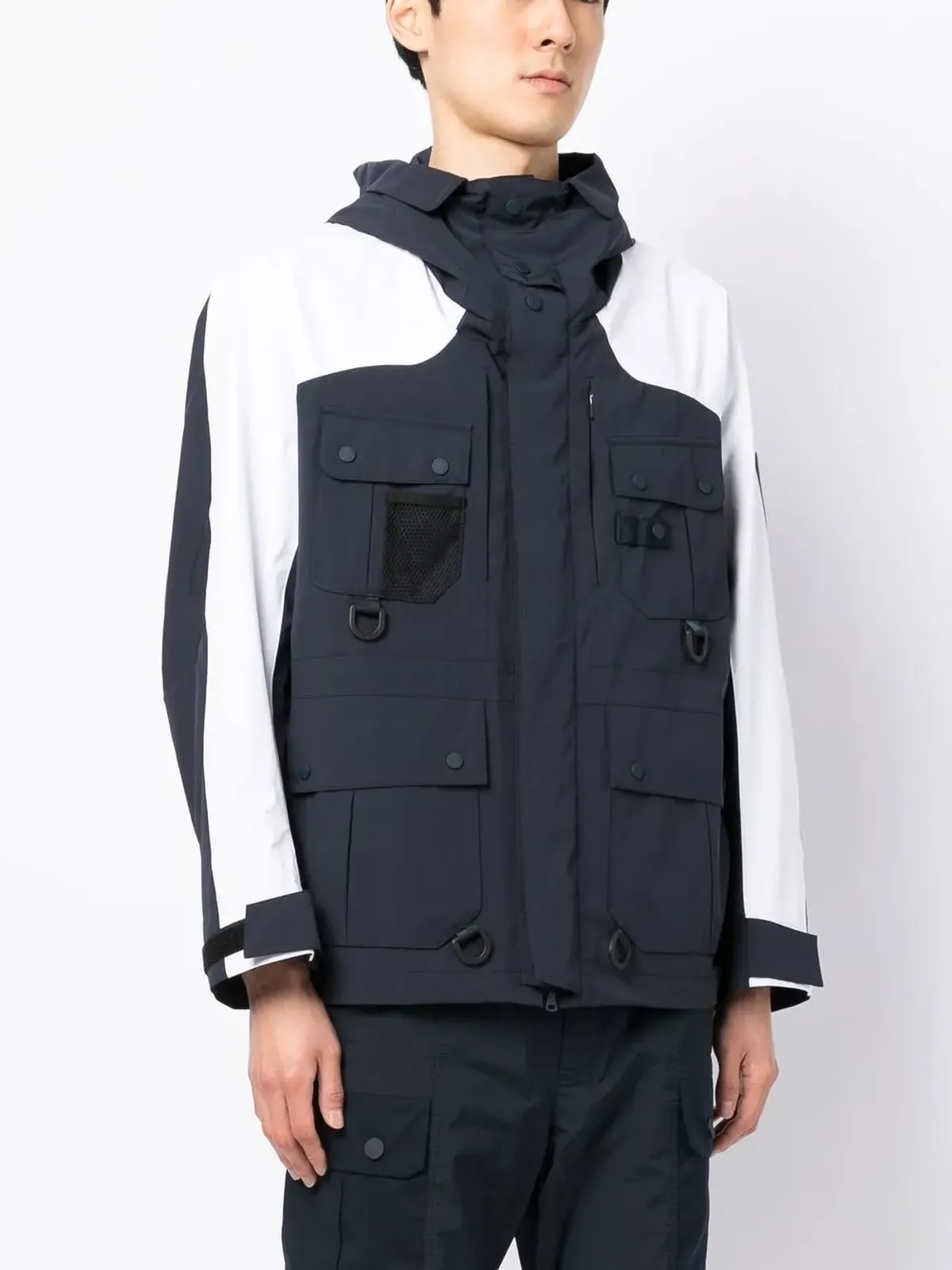 White Mountaineering ポケット多数のフーデッドジャケット - 画像3