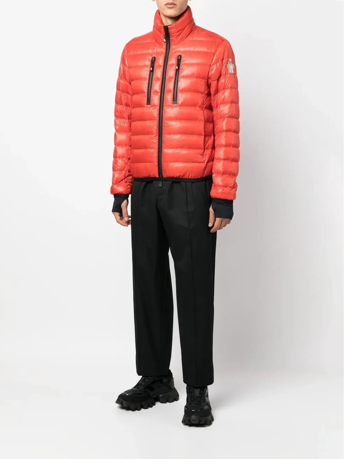 Moncler Grenoble ロゴパッチ付きオレンジのパデッドジャケット - 画像2