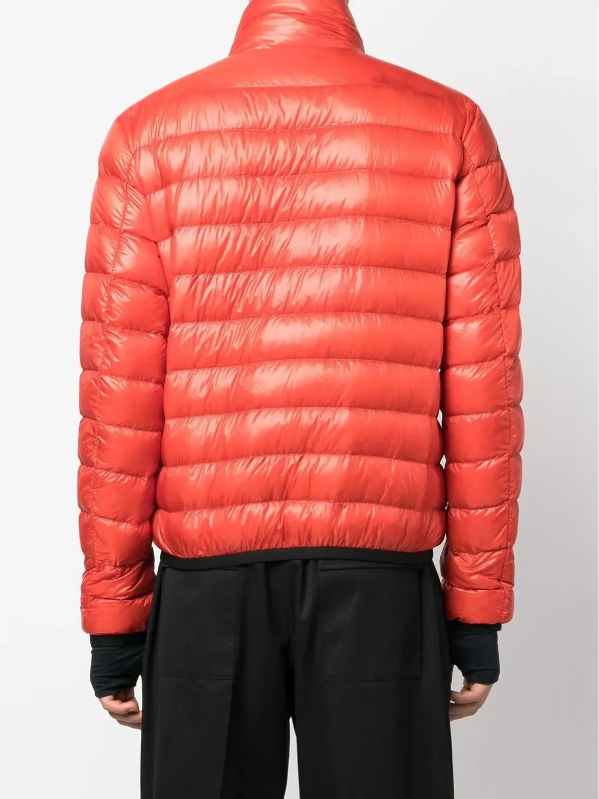 Moncler Grenoble ロゴパッチ付きオレンジのパデッドジャケット - 画像4