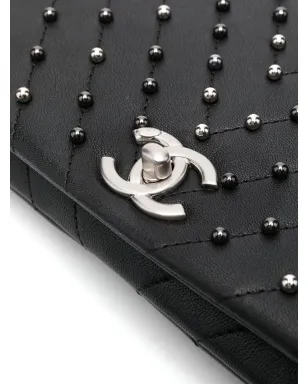 CHANEL Pre-Owned 2019 Chevron studded Full Flap clutch - Black - サムネイル4