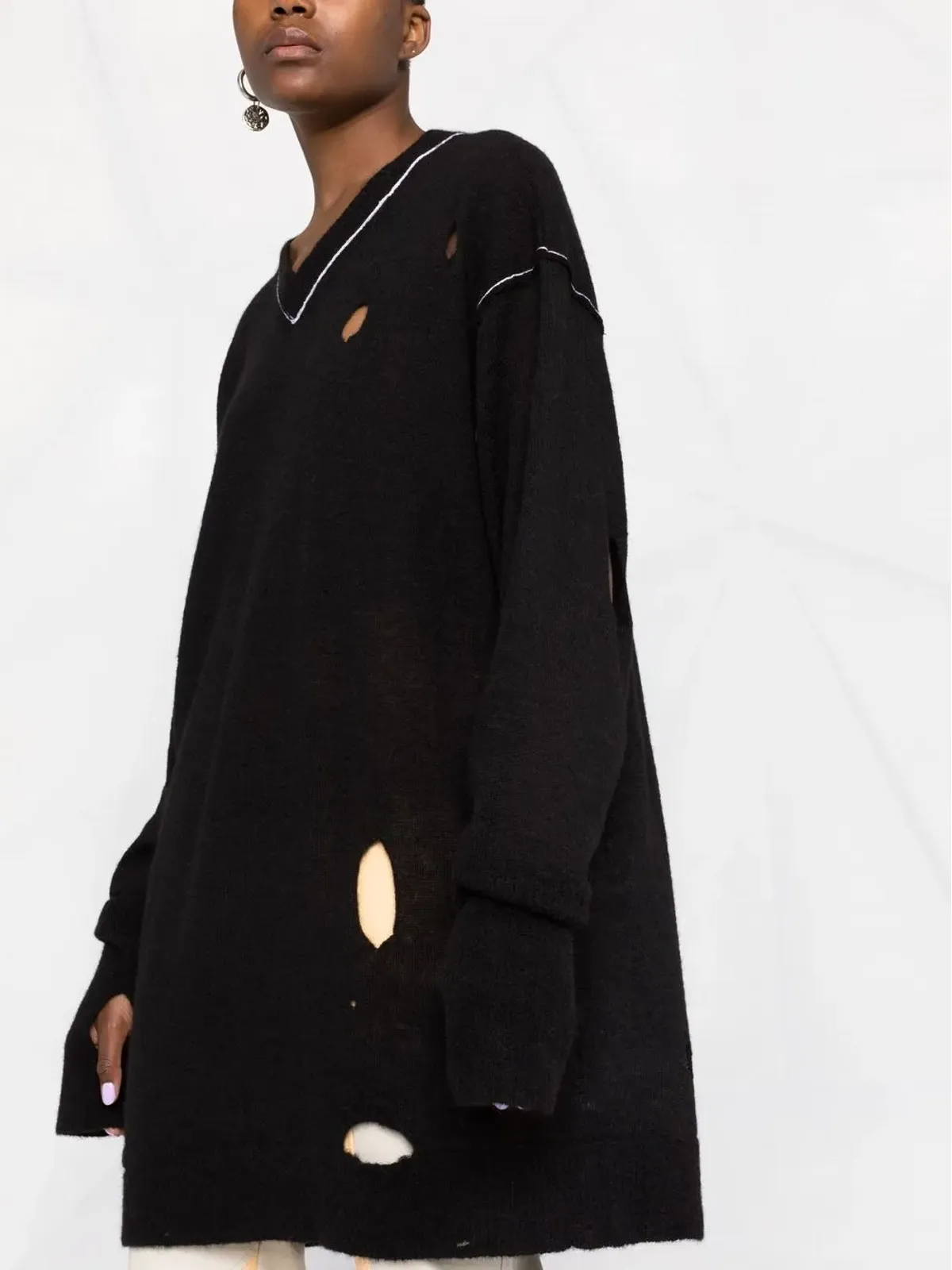 MM6 Maison Margiela ダメージ加工のVネックニット（ブラック） - 画像5