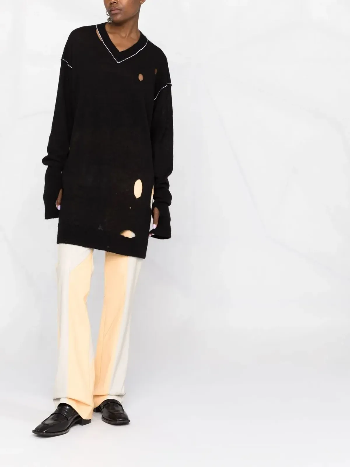 MM6 Maison Margiela ダメージ加工のVネックニット（ブラック） - 画像2