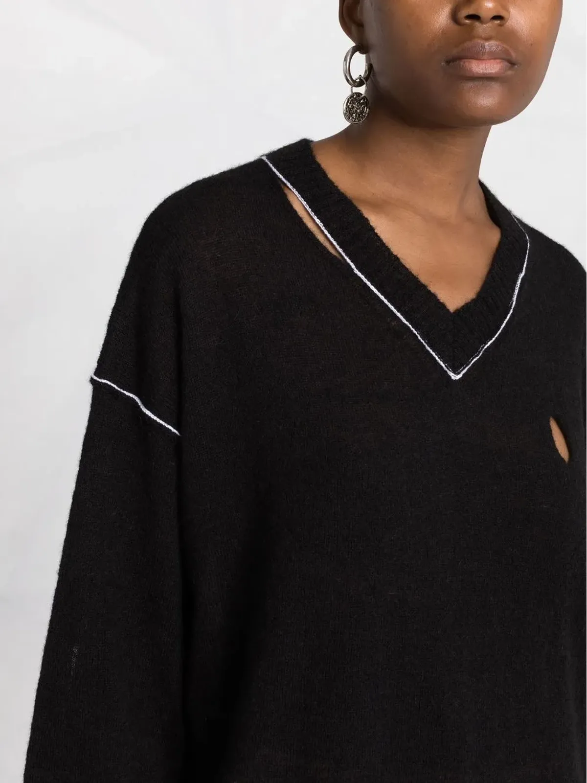 MM6 Maison Margiela ダメージ加工のVネックニット（ブラック） - 画像3