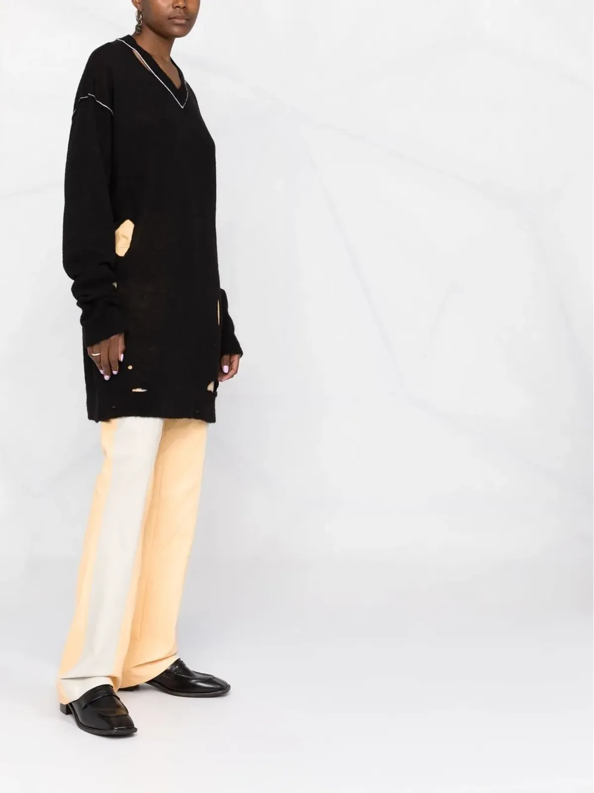 MM6 Maison Margiela ダメージ加工のVネックニット（ブラック） - 画像4
