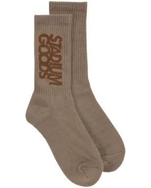 STADIUM GOODS® リブ編みロゴ「Wild Mushroom」ソックス - ブラウン - サムネイル1
