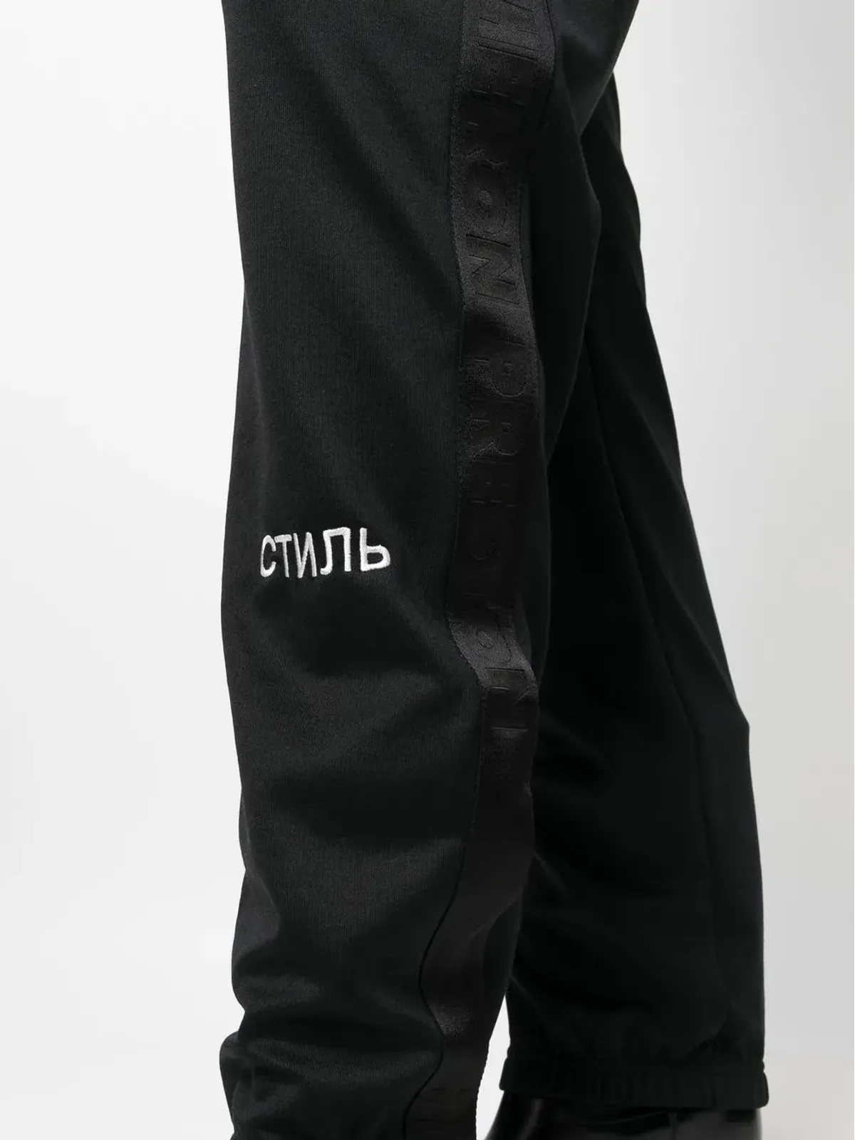 Heron Preston ロゴパッチ付きギャザーアンクルパンツ - ブラック - 画像5
