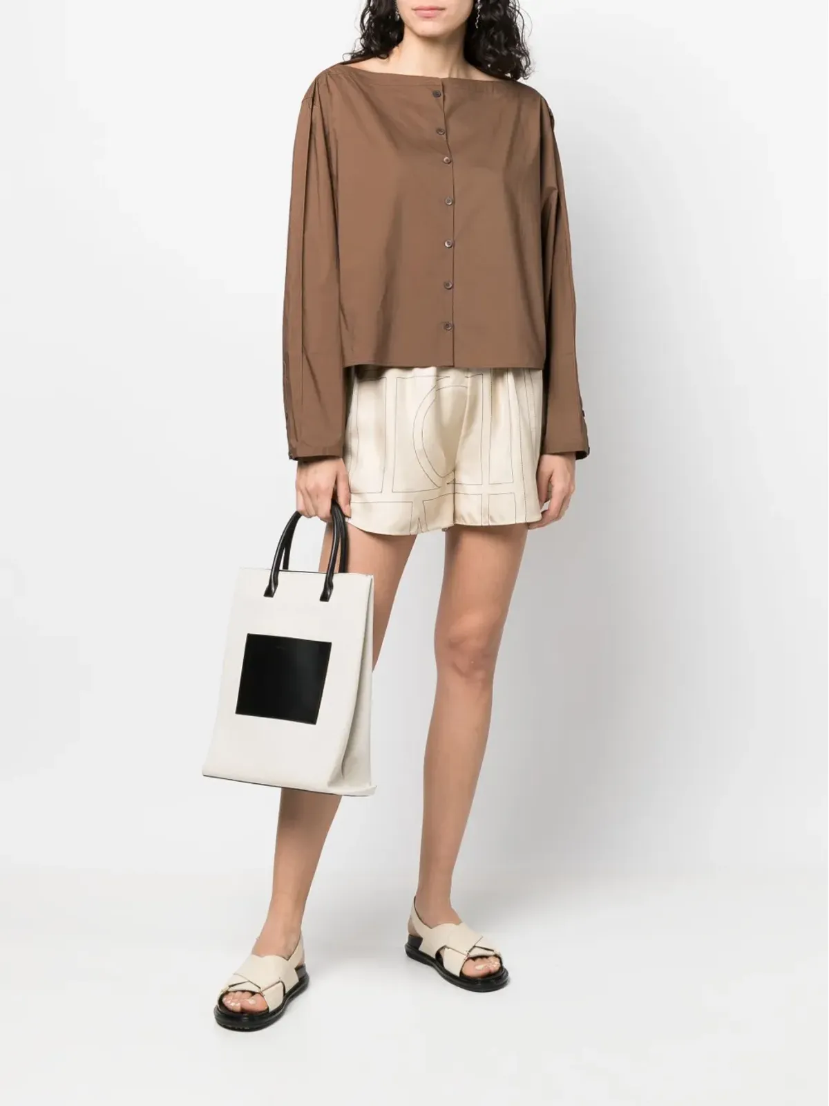 TOTEME モノグラムシルクショートパンツ - 画像2