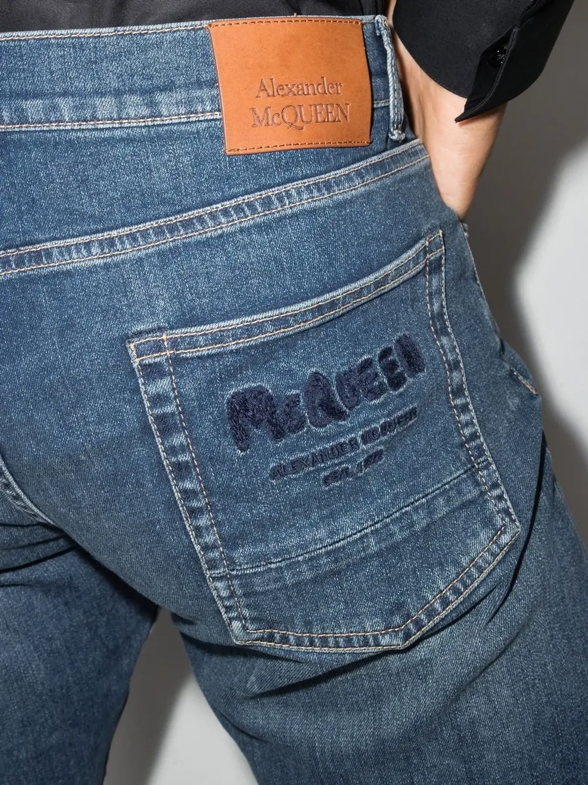 Alexander McQueen 刺繍ロゴ入りストレートジーンズ - 画像4