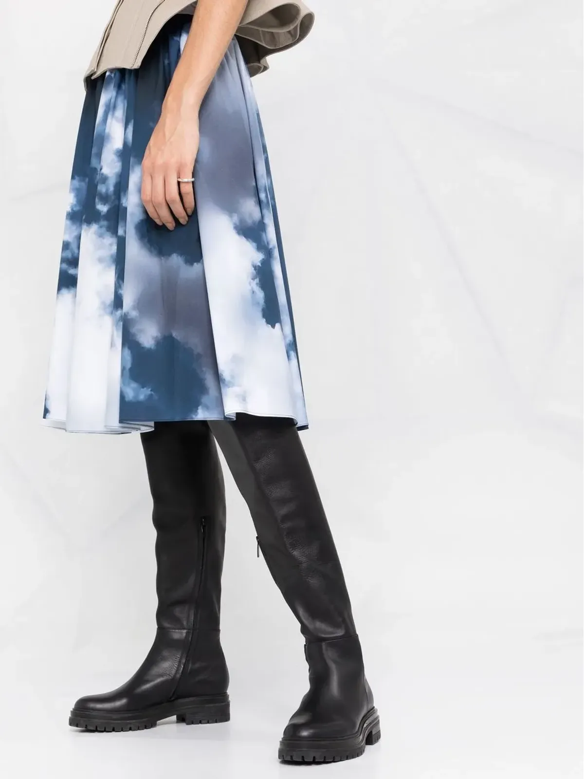 Alexander McQueen クラウド写真プリントのプリーツスカート - 画像5