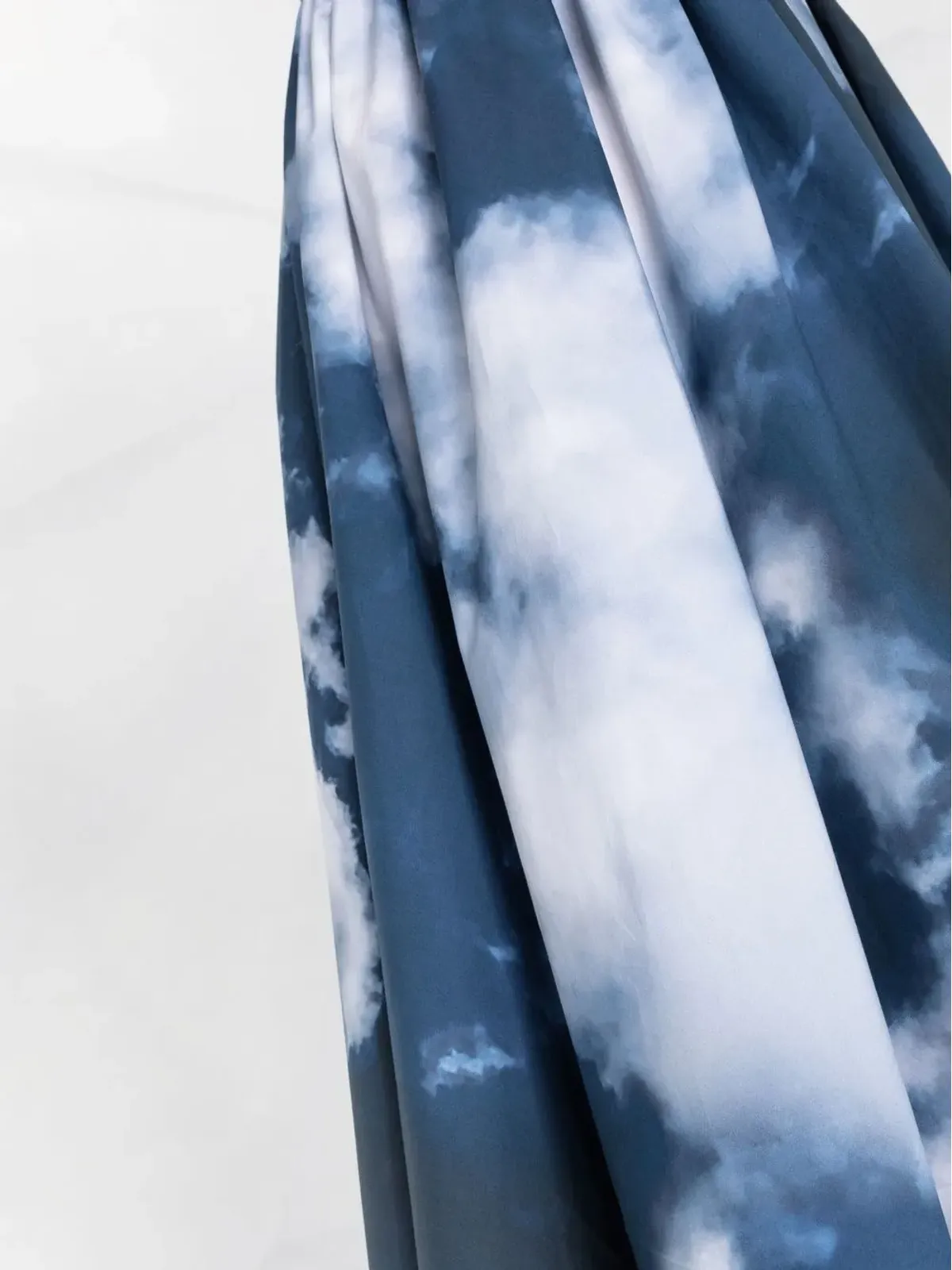 Alexander McQueen クラウド写真プリントのプリーツスカート - 画像3