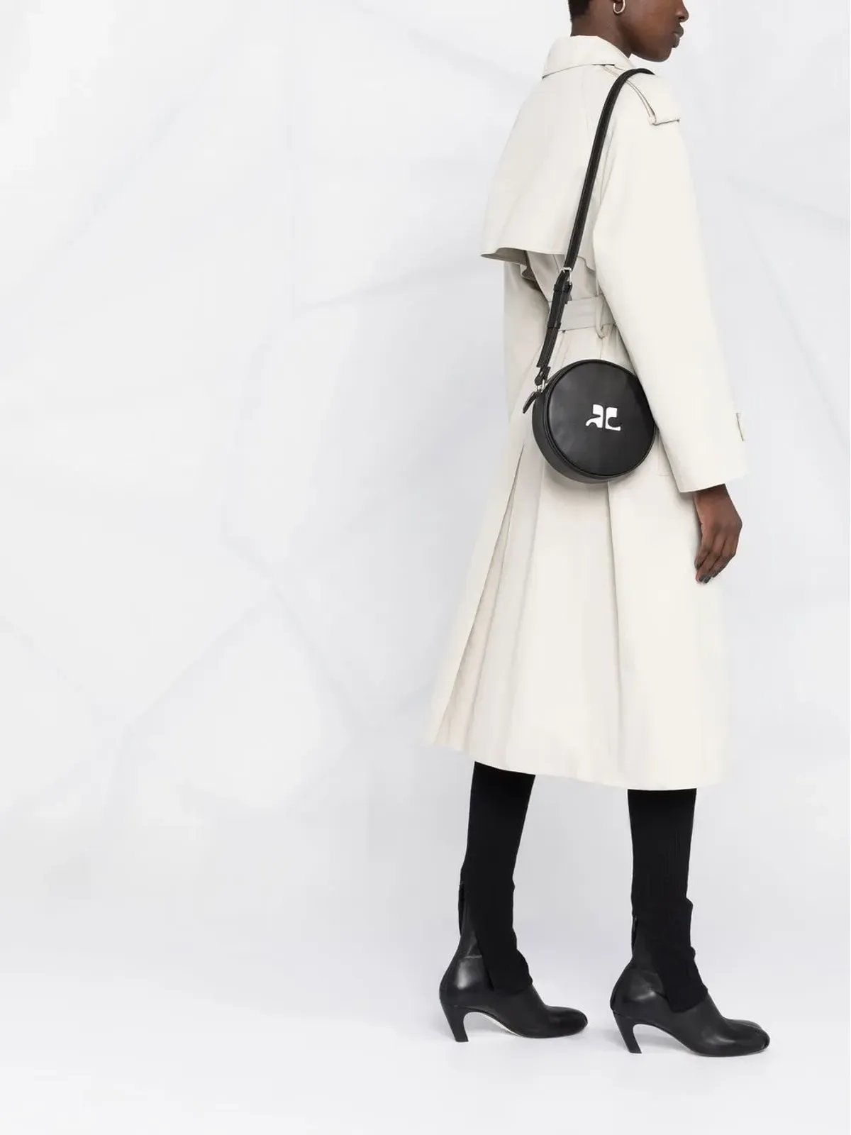 Courrèges ロゴエンボス ラウンド型クロスボディバッグ - 画像2
